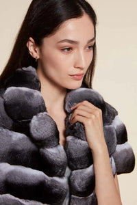 Short and soft chinchilla bolero with wide lapel collar and short sleeves. Closure with fur hooks. Very soft and glamourous