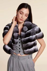 Short and soft chinchilla bolero with wide lapel collar and short sleeves. Closure with fur hooks. Very soft and glamourous