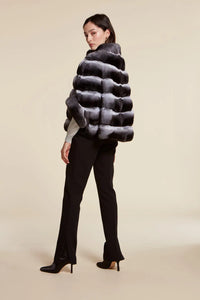 Short chinchilla fur jacket with oversized cut and central zip fastening. High neck and 3/4 sleeves. Hidden vertical pockets