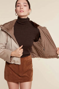 Reversible and cropped puffer jacket with fur hood, drawstring hem. Dropped shoulder set-in sleeves. Zip fastening