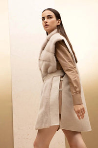 Ladies mink vest combined cashmere fabric. Dropped shoulder. Shawl collar and slits closed with cashmere bands and buttons