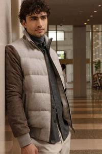 Short mens cashmere puffer jacket made of LoroPiana cashmere fabric, padded and quilted. Suede sleeves. Zip fastening. 