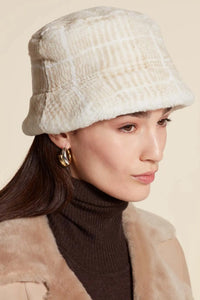 White mink hat with contrast prints in beige. Beige cotton lining