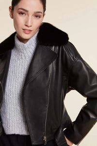 Short womens leather jacket with fur collar. Dropped shoulder and set-in sleeves. Diagonal cuts on the body. Zip fastening